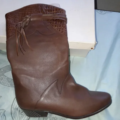 Продажа новых кожаных сапог - Обувь в Заречный