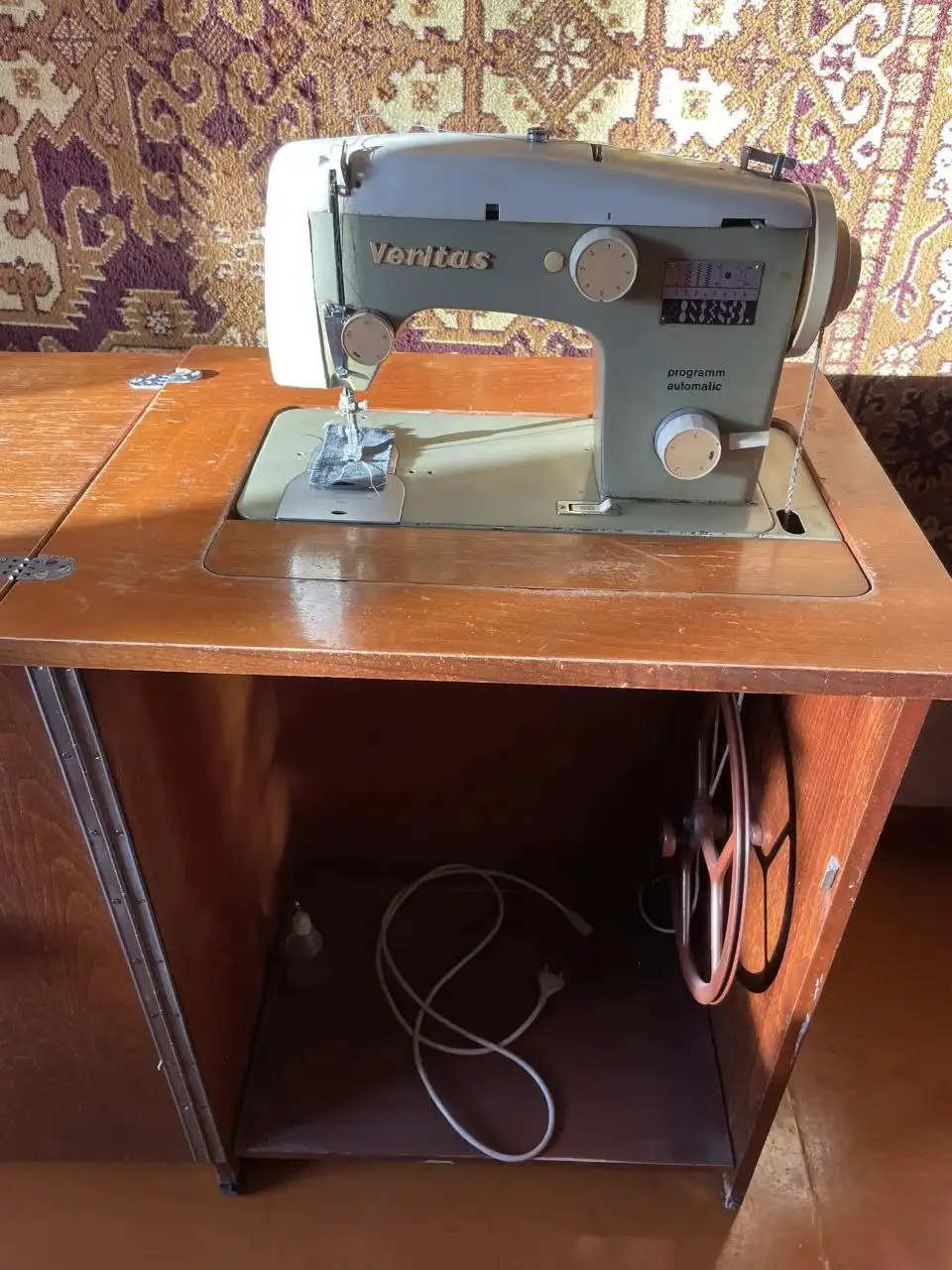 Продажа швейной машины Veritas ножной с электроприводом - Швейные машины (Одежда) в Заречный