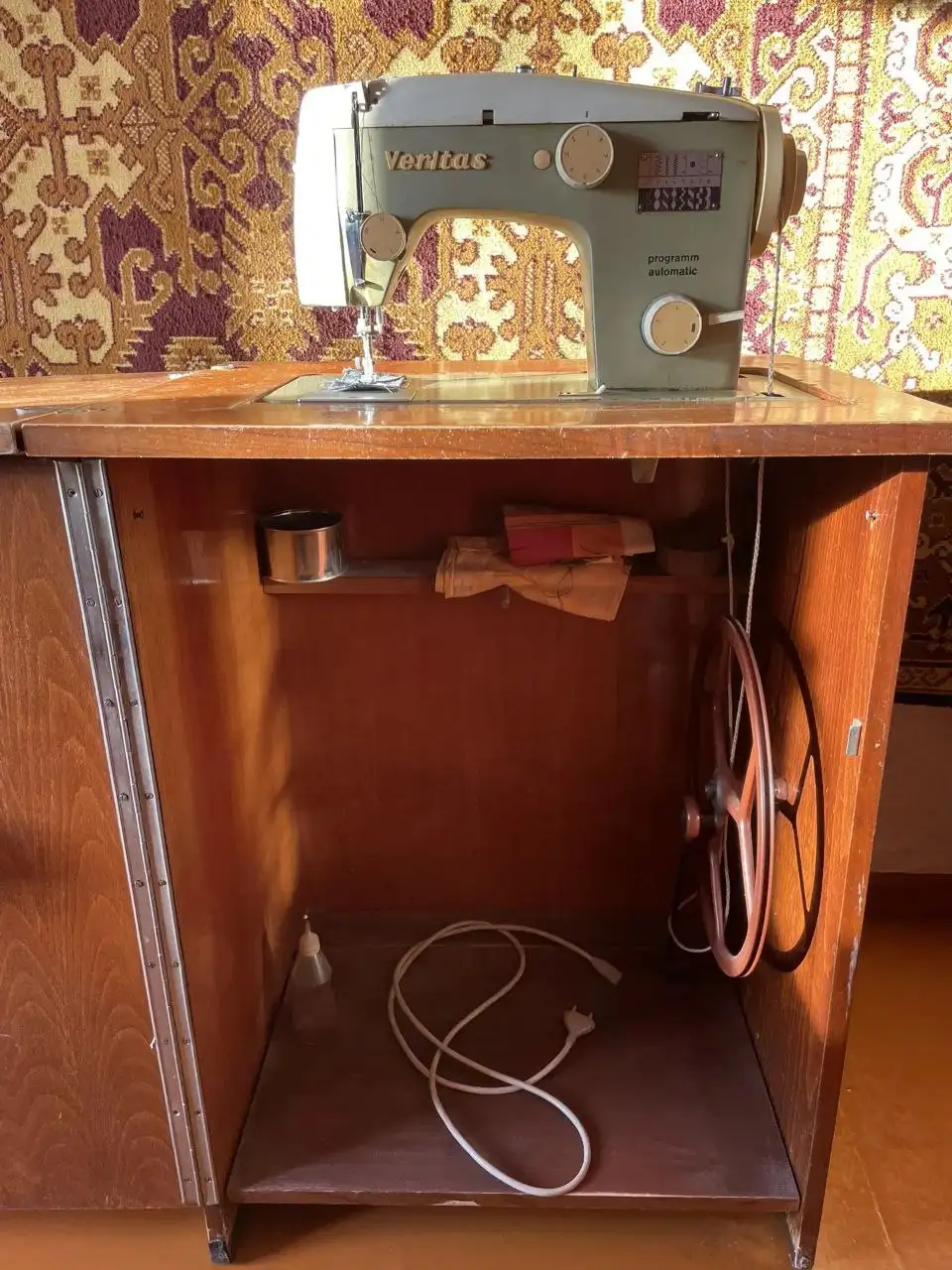 Продажа швейной машины Veritas ножной с электроприводом - Швейные машины (Одежда) в Заречный