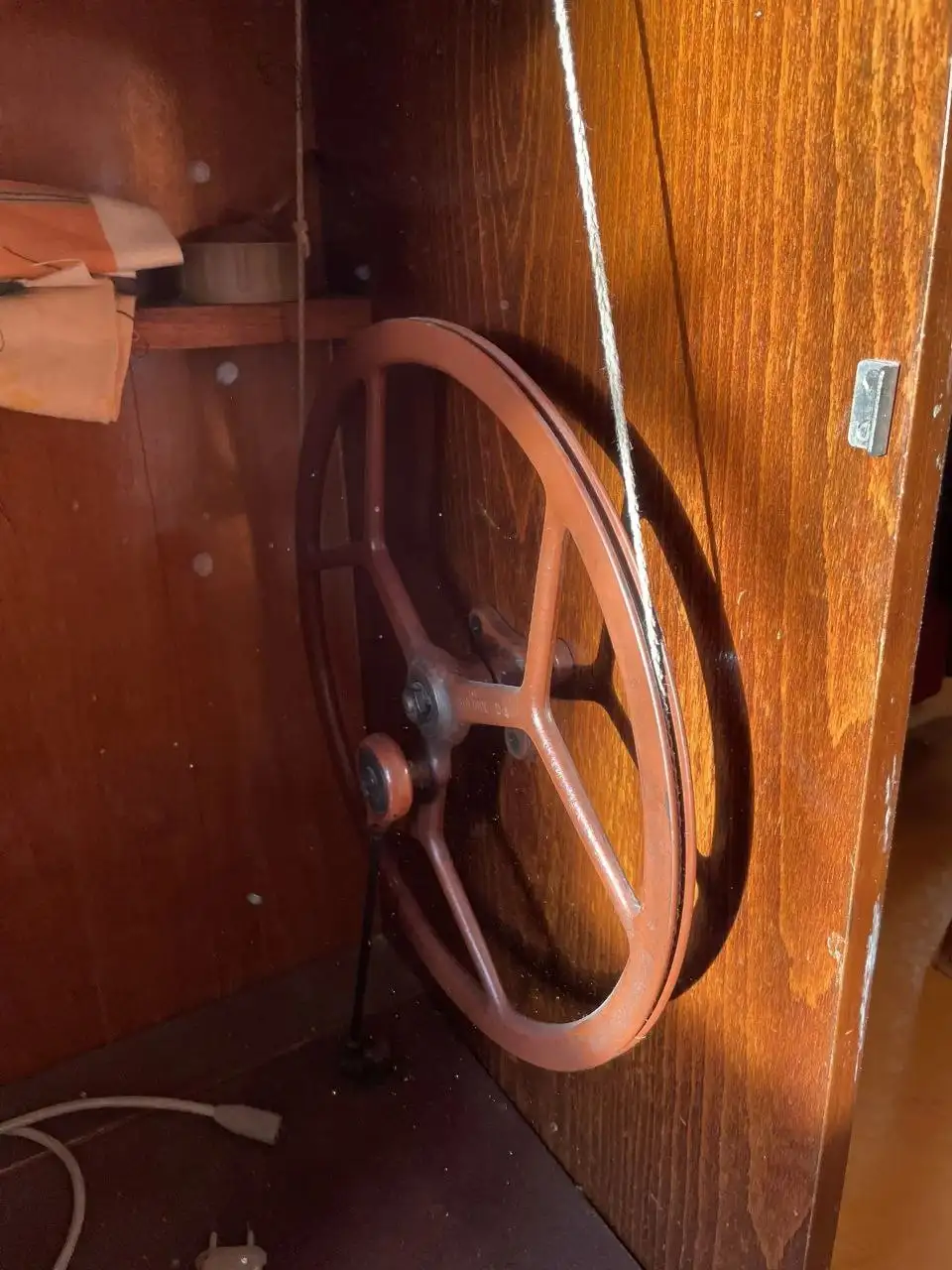 Продажа швейной машины Veritas ножной с электроприводом - Швейные машины (Одежда) в Заречный