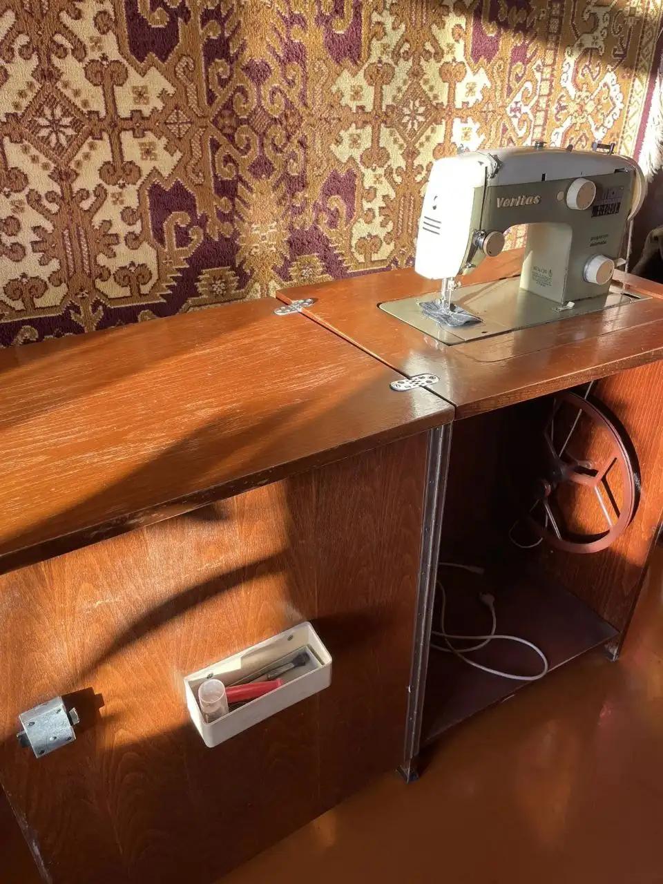 Продажа швейной машины Veritas ножной с электроприводом - Швейные машины (Одежда) в Заречный