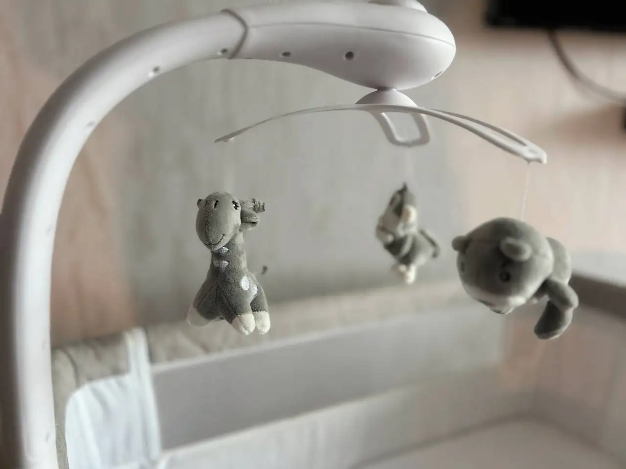 Продам детскую приставную кроватку с электронным укачиванием - Детская мебель (Товары для детей) в Заречный