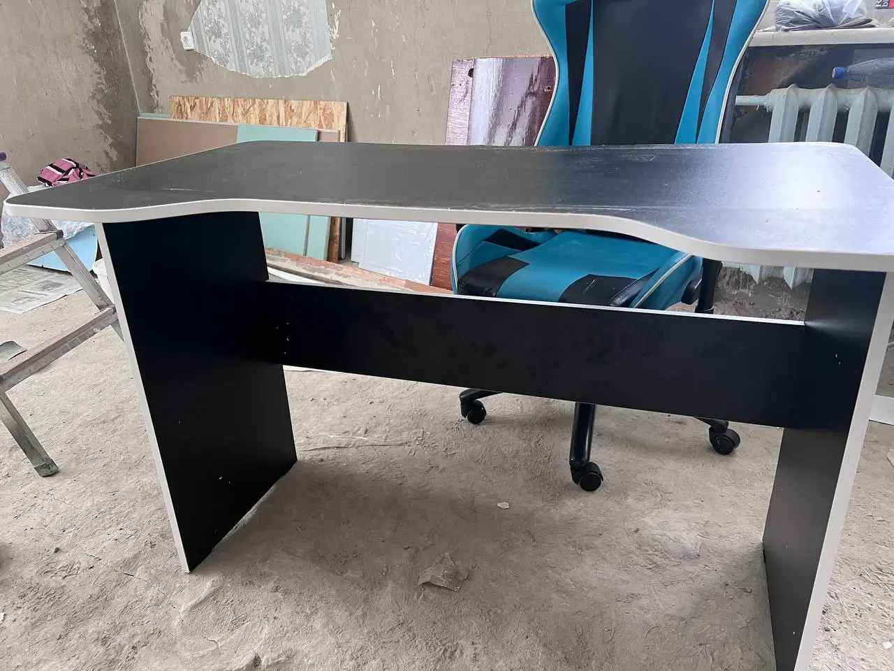 Продается компьютерный стол с дефектом - Для дома и дачи в Заречный