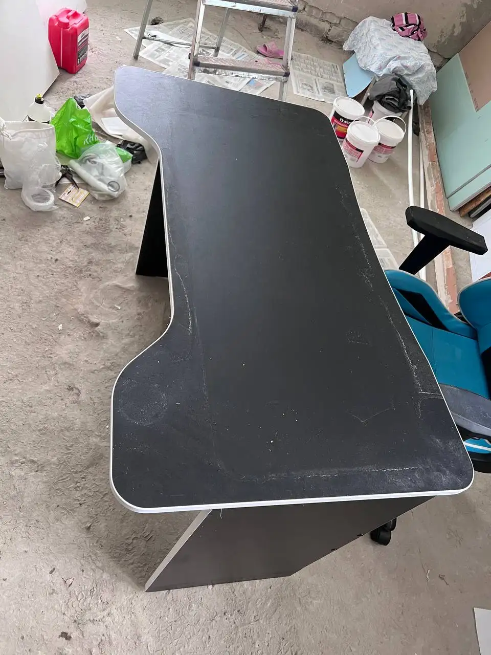 Продается компьютерный стол с дефектом - Для дома и дачи в Заречный