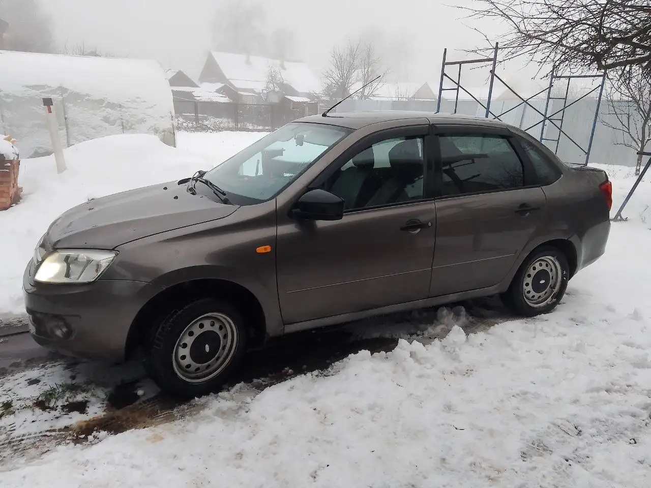 Машина в хорошем техническом состоянии с зимней и летней резиной - Авто в Заречный