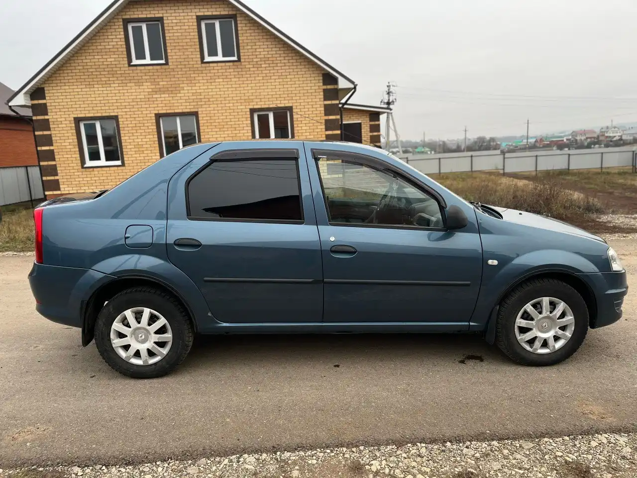 Продам Renault Logan 1.6 2011 года