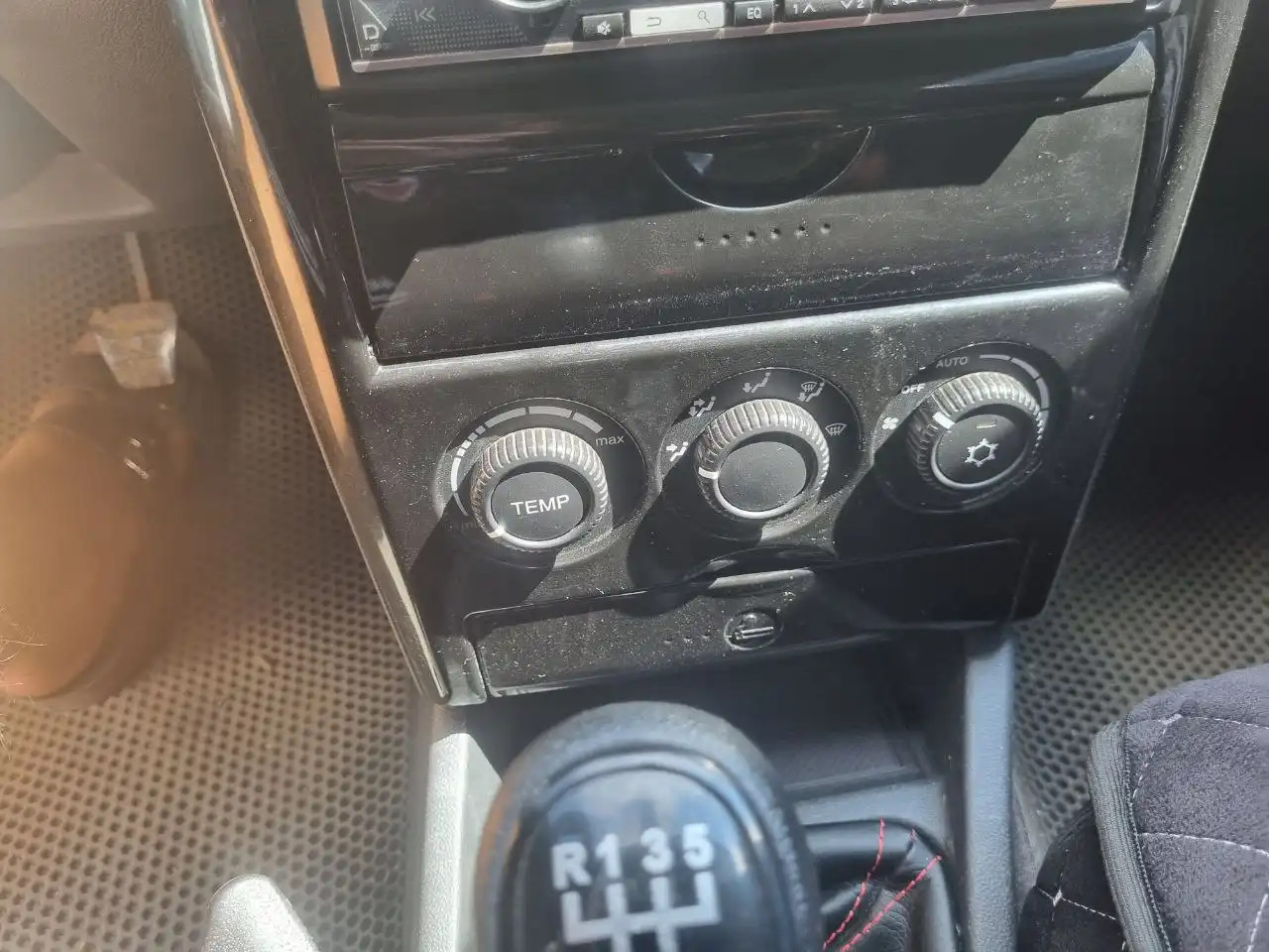 Lada Priora 2013 года в комплектации Люкс с дополнительным оборудованием