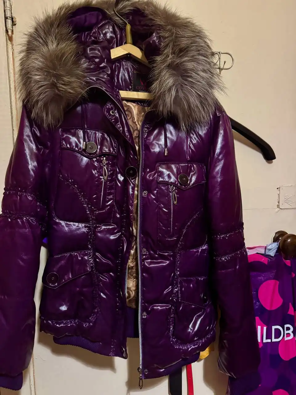 Продам два пуховика: фиолетовый и красный
