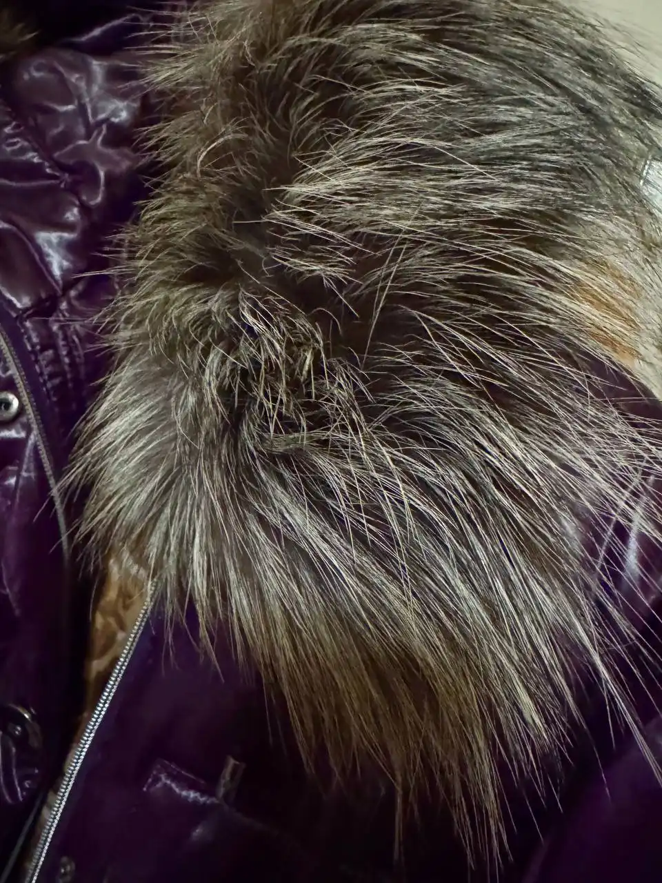 Продам два пуховика: фиолетовый и красный