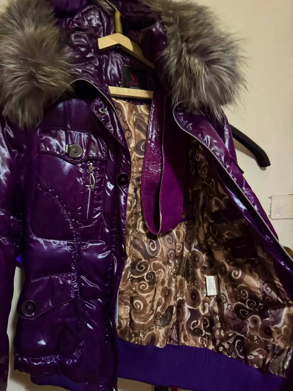 Продам два пуховика: фиолетовый и красный