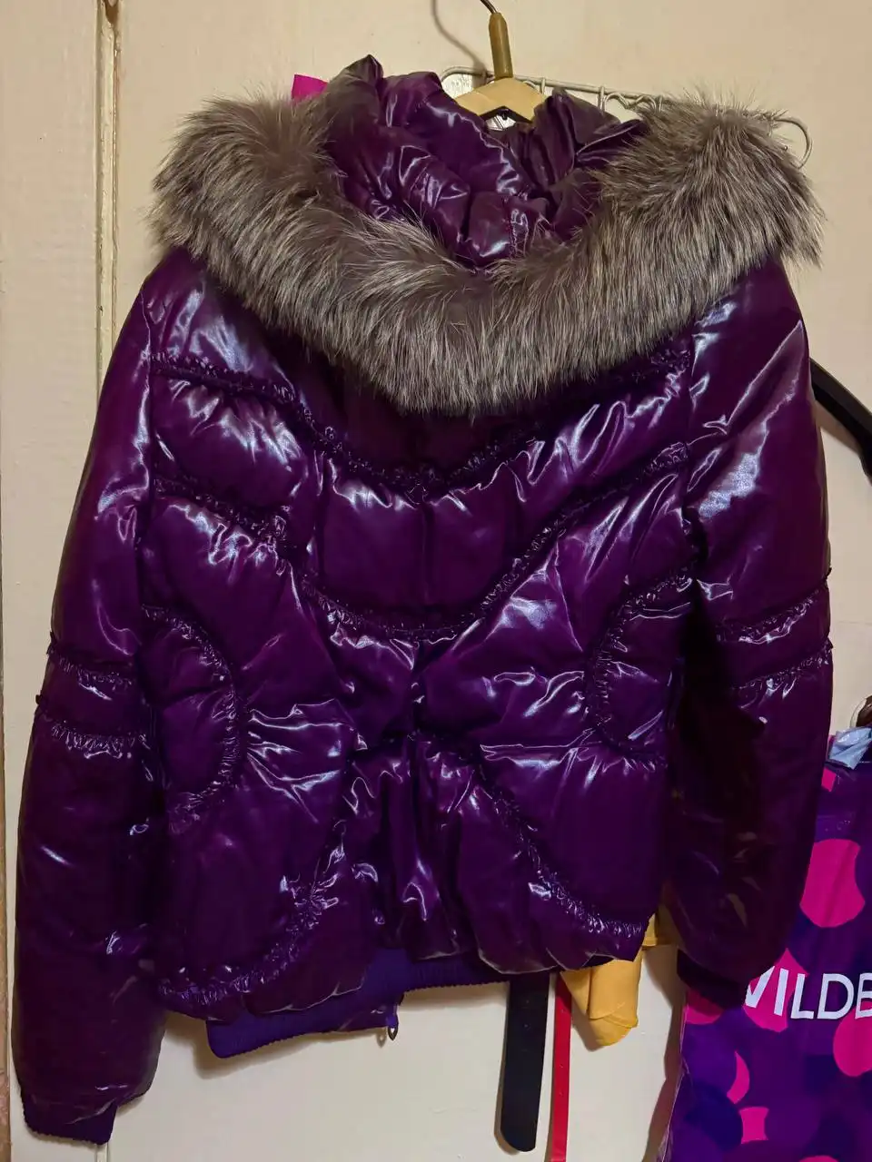 Продам два пуховика: фиолетовый и красный