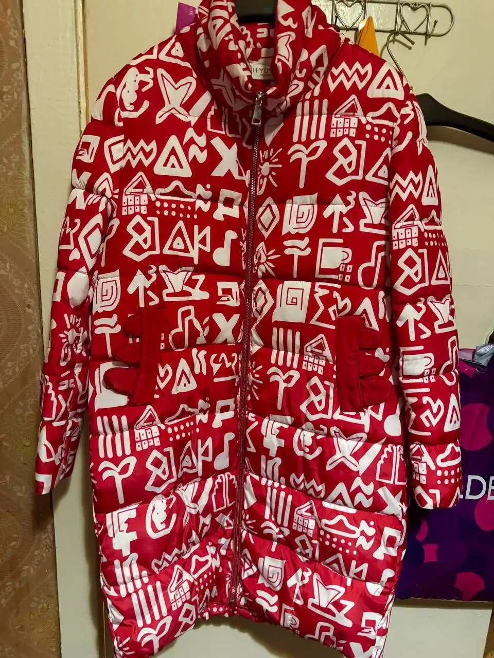 Продам два пуховика: фиолетовый и красный