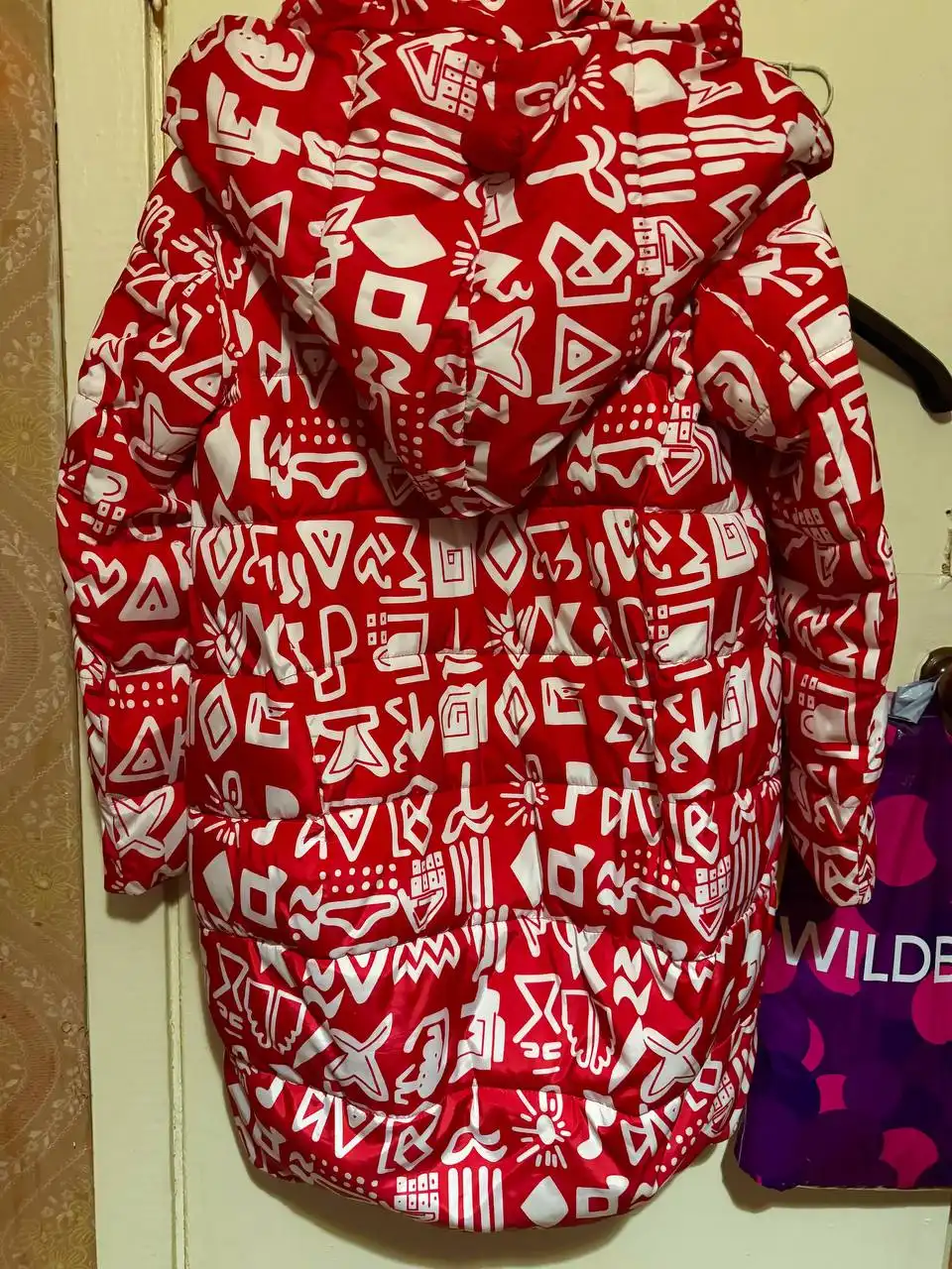 Продам два пуховика: фиолетовый и красный