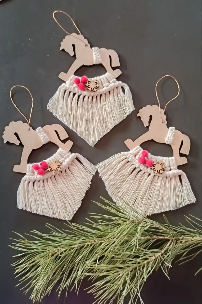 Новогодние авторские игрушки в технике макраме - лошадка символ 2026 года