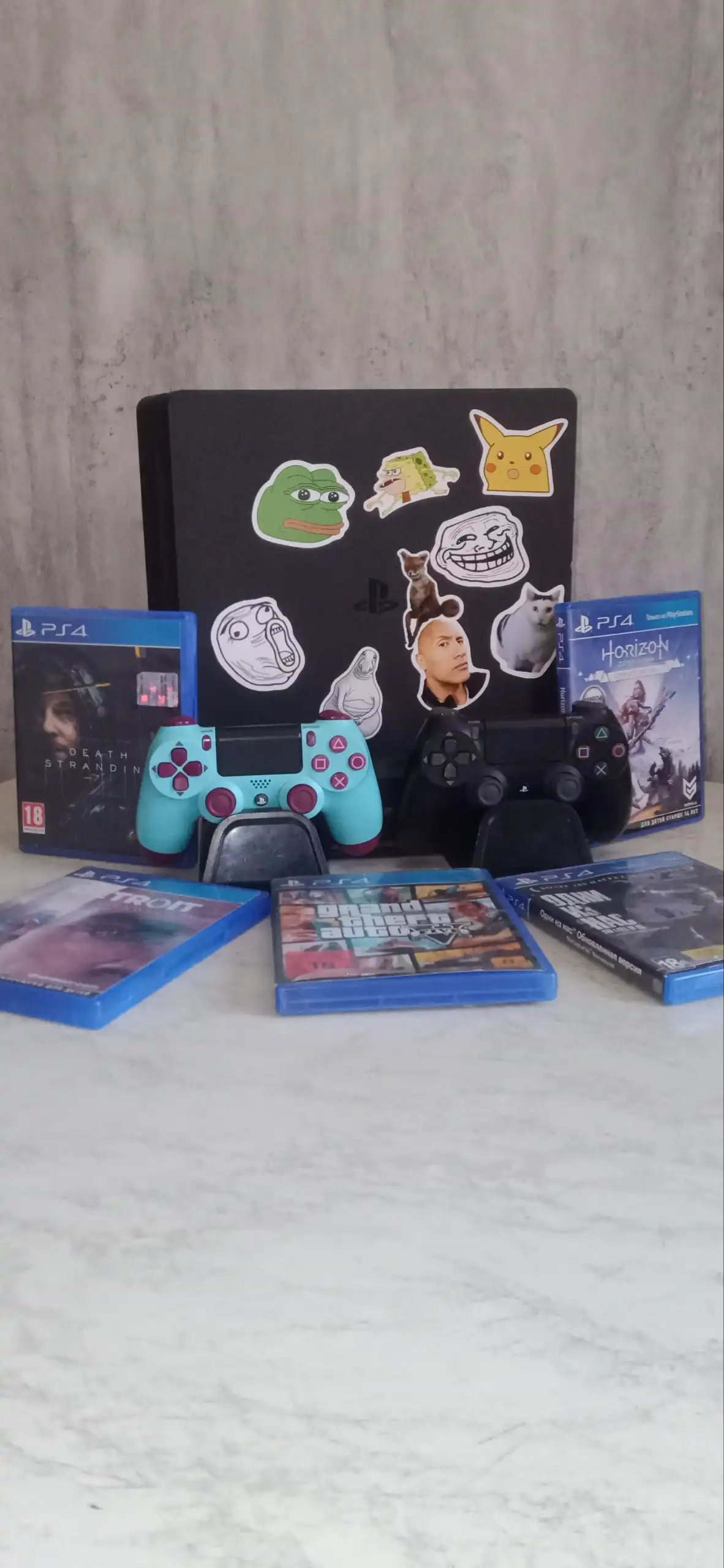 Продам PlayStation 4 с играми и аксессуарами