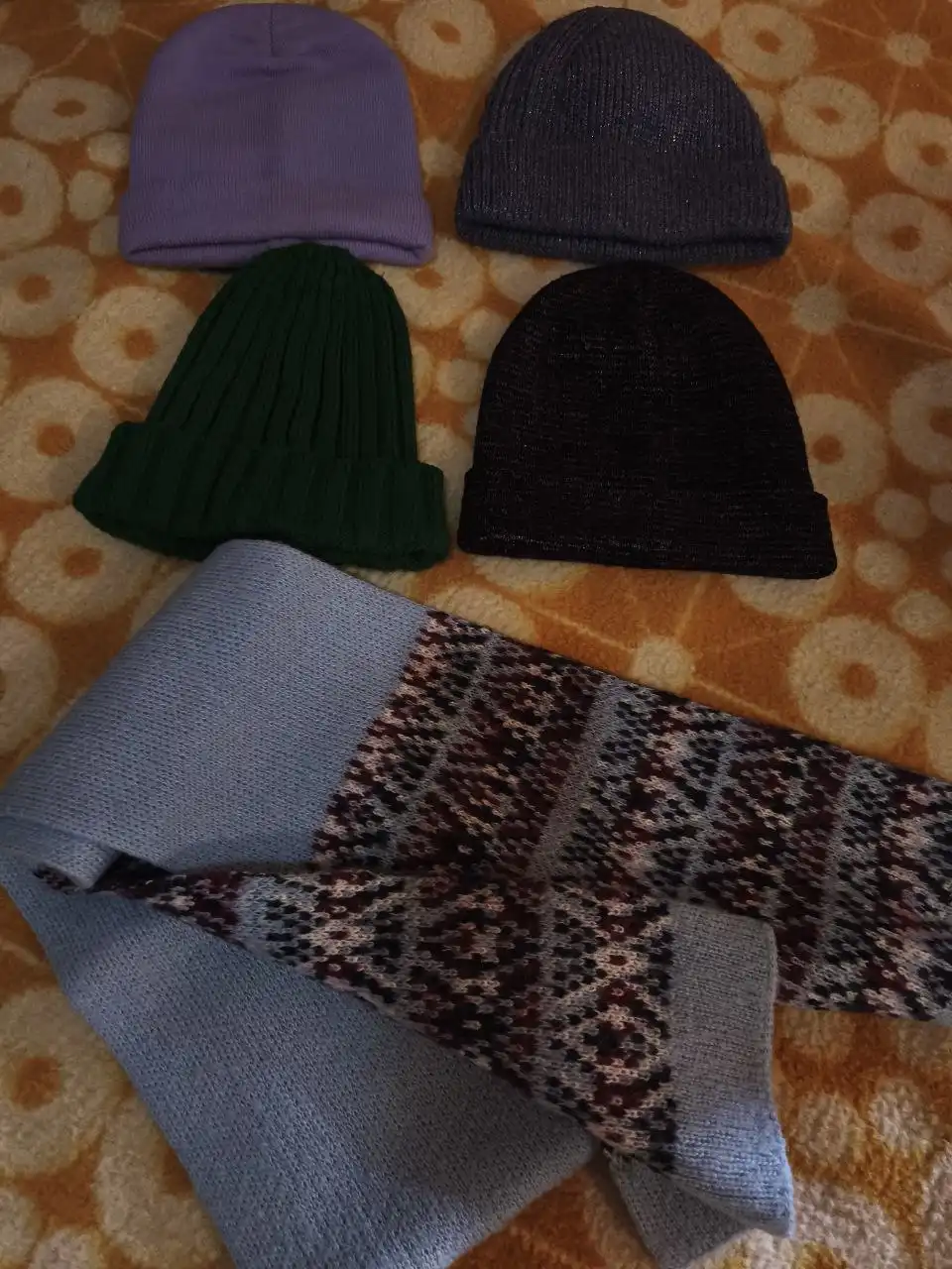 Продам шапки и шарф для девочки