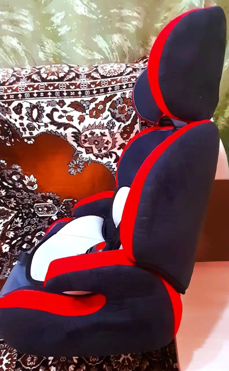 Продам детское автомобильное кресло универсальное