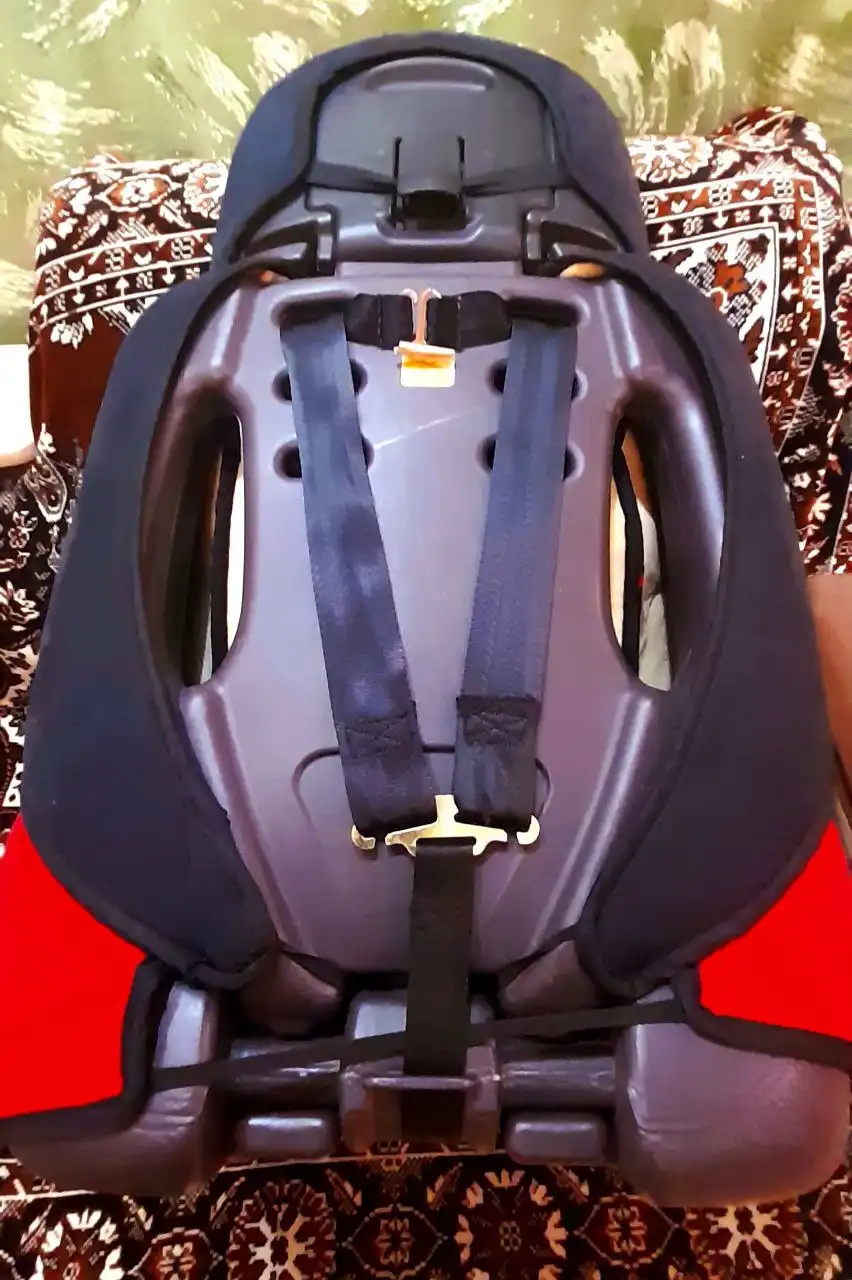 Продам детское автомобильное кресло универсальное