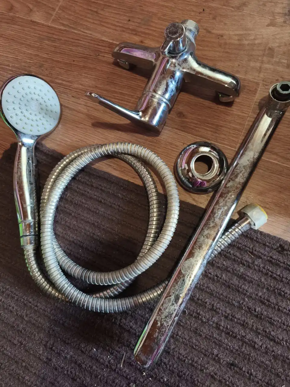 Продам смеситель для ванны б/у