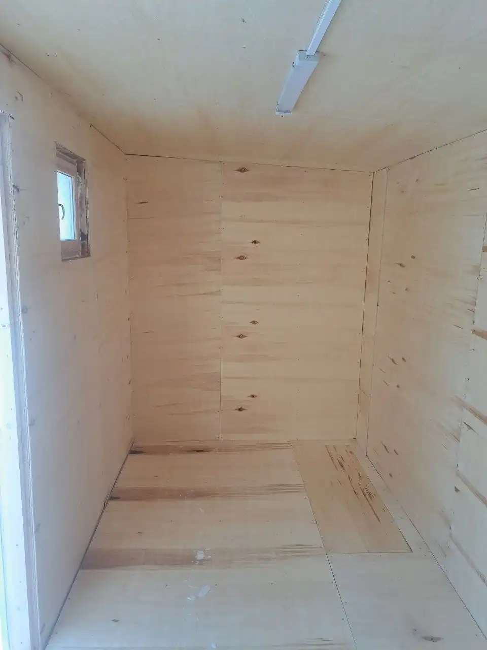 Продажа бытовки с электричеством и утеплением