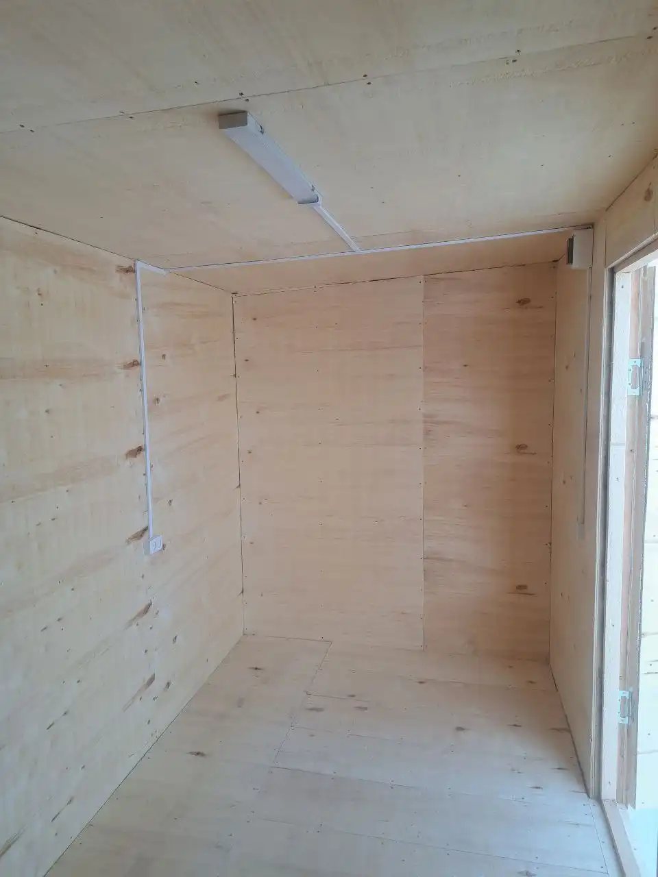 Продажа бытовки с электричеством и утеплением