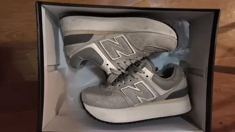 Продам женские кроссовки 35-36 размер - частное объявление в Шелехов