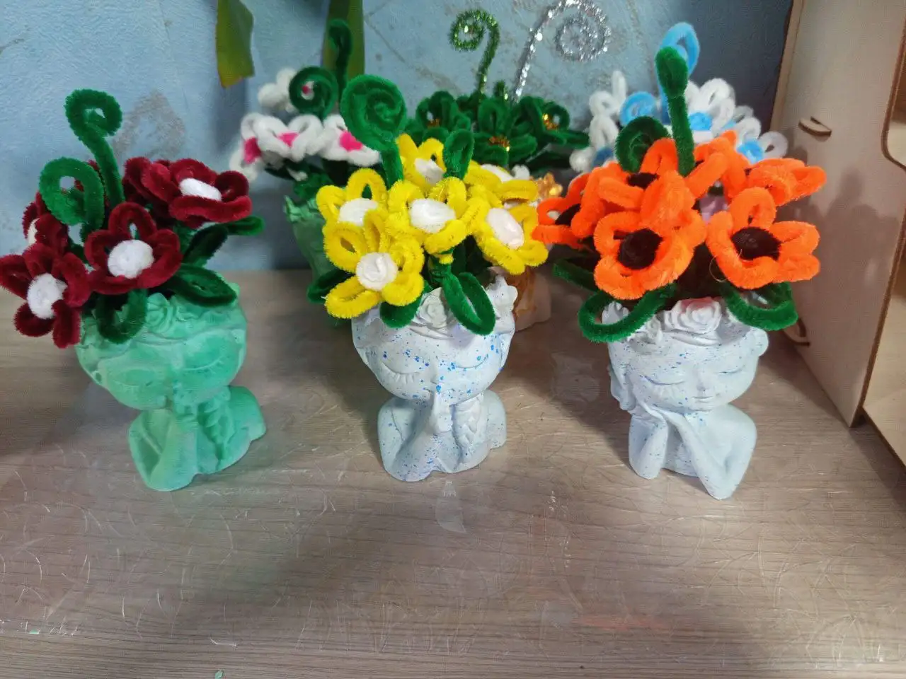 Продажа вазочек из гипса и цветов из синельной проволоки в Шелехове - Рукоделие (Хобби и отдых) в Шелехов