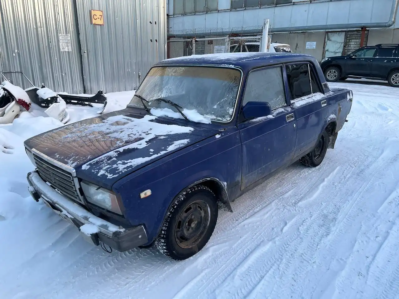 Продажа ВАЗ 2107 карбюратор, мотор отлично, требуется ремонт кузова