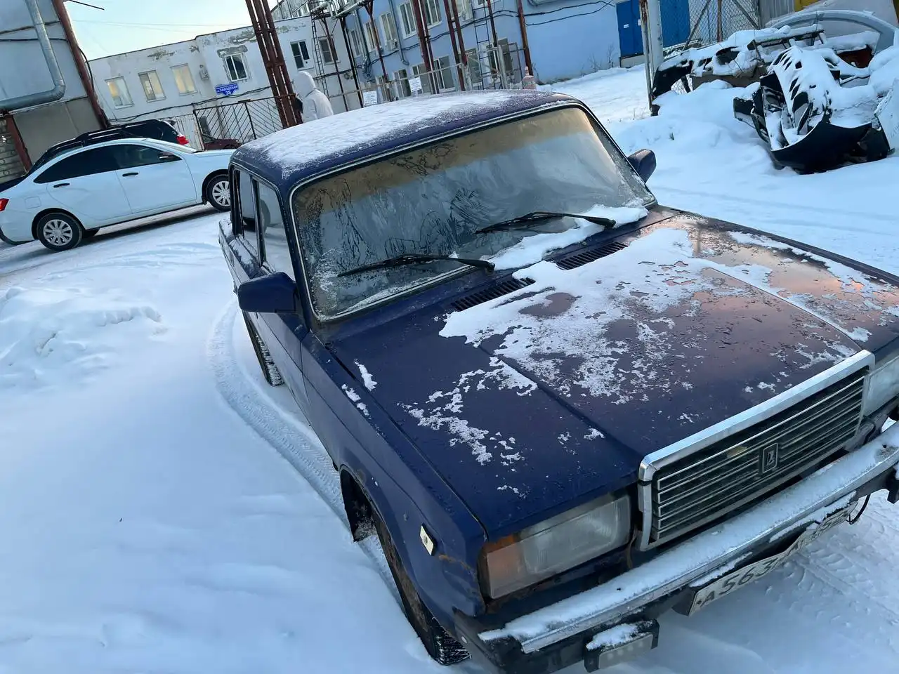 Продажа ВАЗ 2107 карбюратор, мотор отлично, требуется ремонт кузова