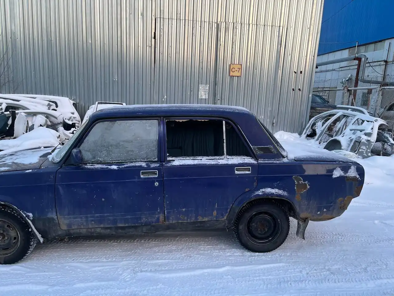 Продажа ВАЗ 2107 карбюратор, мотор отлично, требуется ремонт кузова