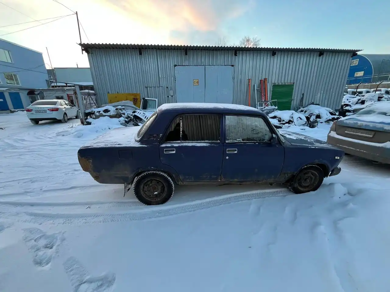 Продажа ВАЗ 2107 карбюратор, мотор отлично, требуется ремонт кузова