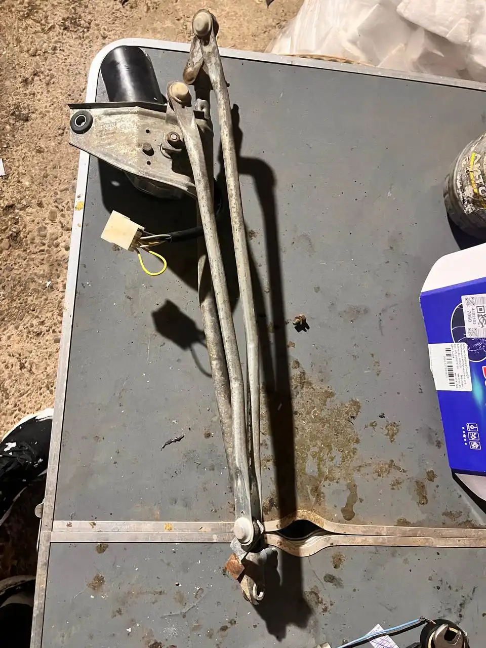 Продажа автозапчастей: мотор, трапеция дворников, АКБ