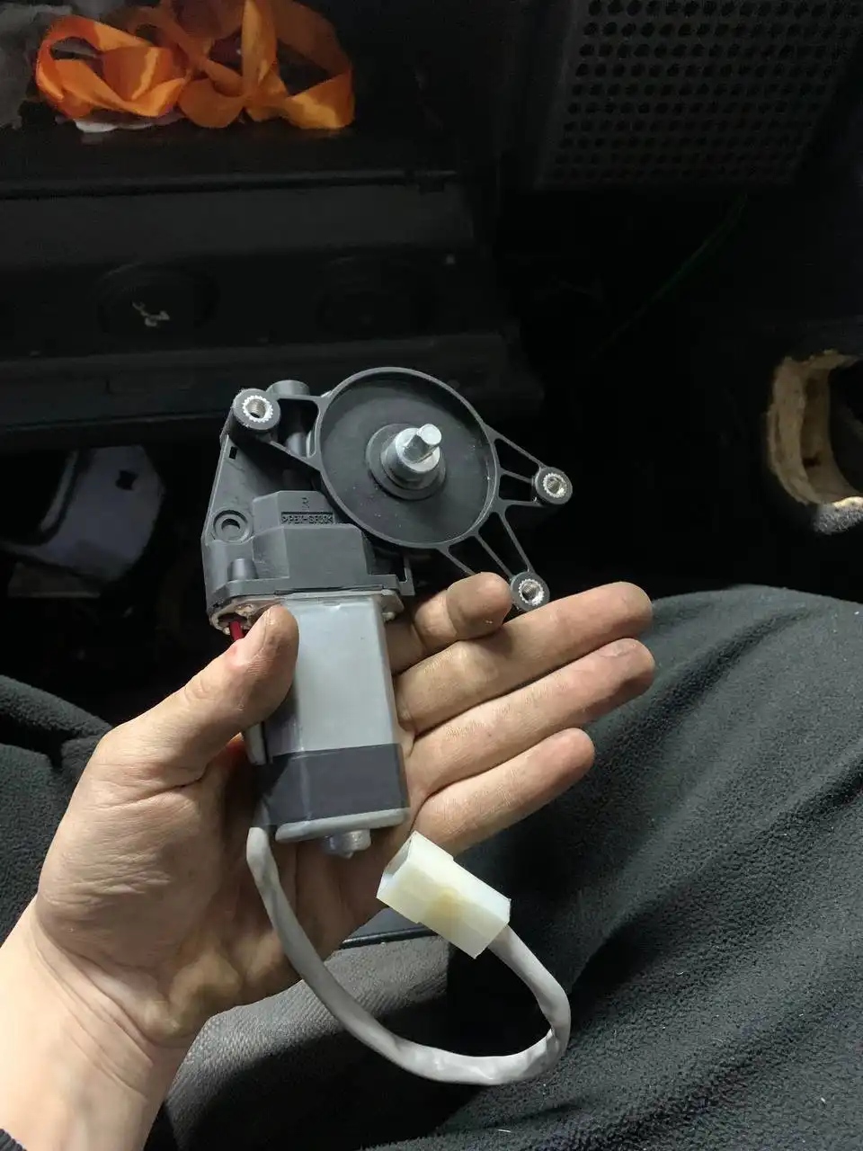 Продажа автомобильных запчастей на авторынке