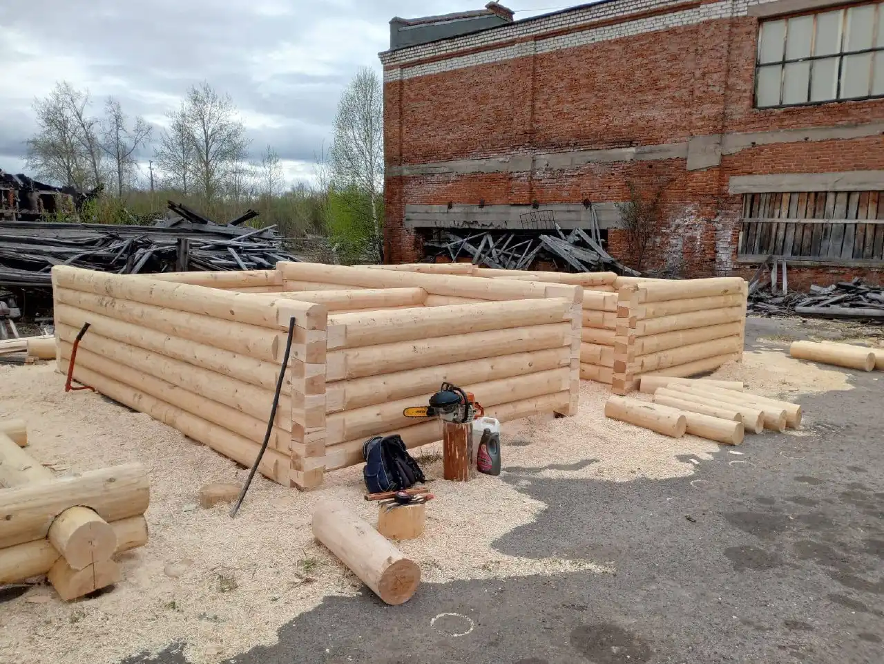 Продажа срубов из зимнего леса и пиломатериалов
