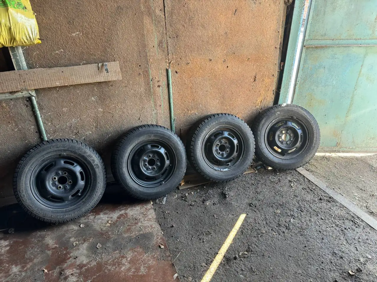 Продажа зимних шипованных шин R13 с остатком протектора 20% - Шины и диски (Запчасти) в Новые Бурасы