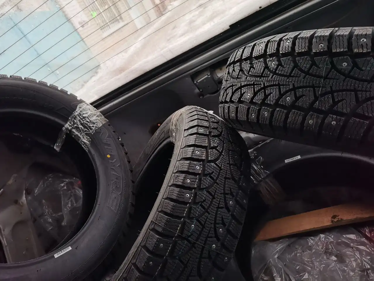 Продам зимнюю резину Continental 175/65 R14 с дисками