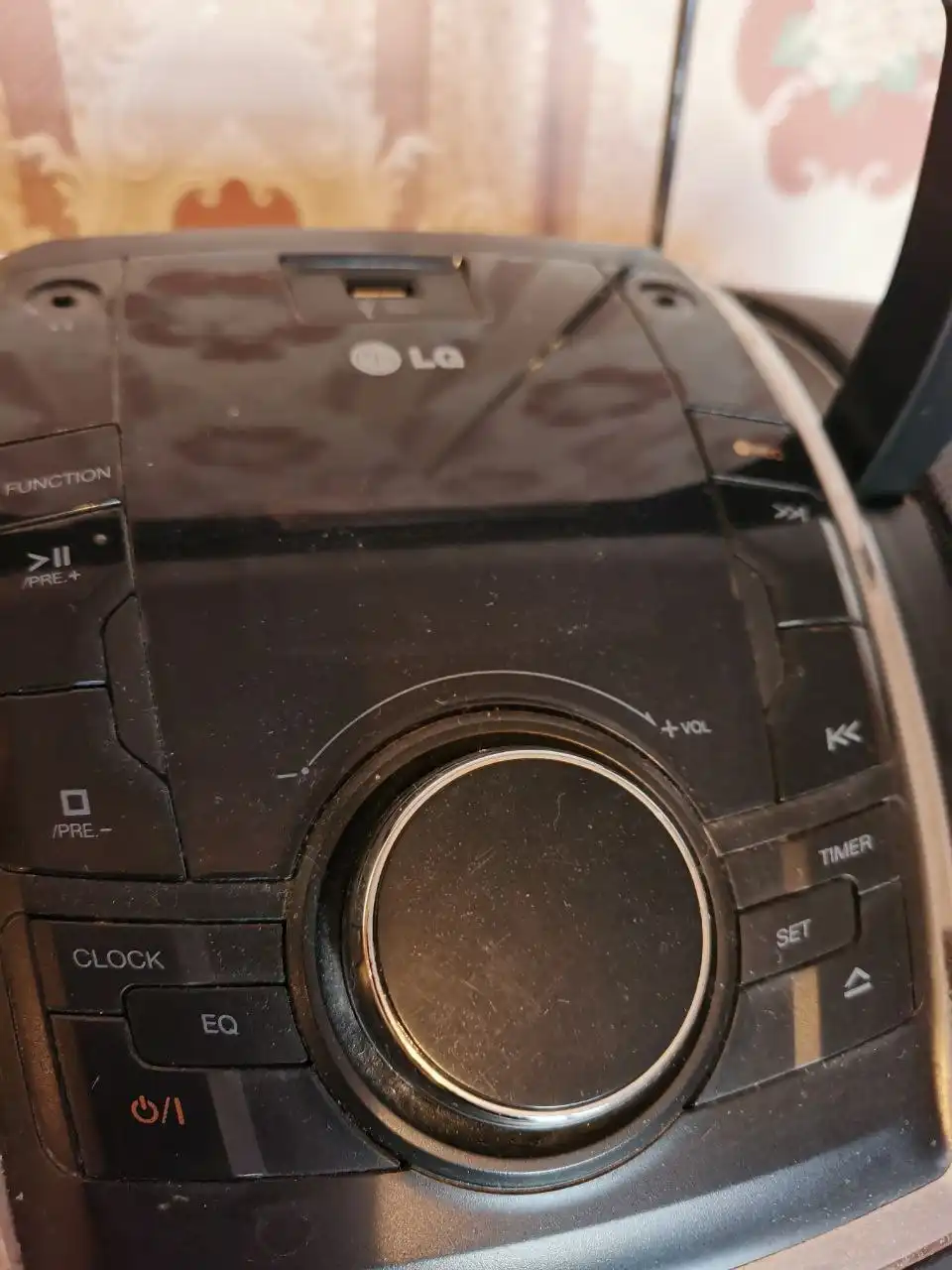 Продам музыкальный центр LG