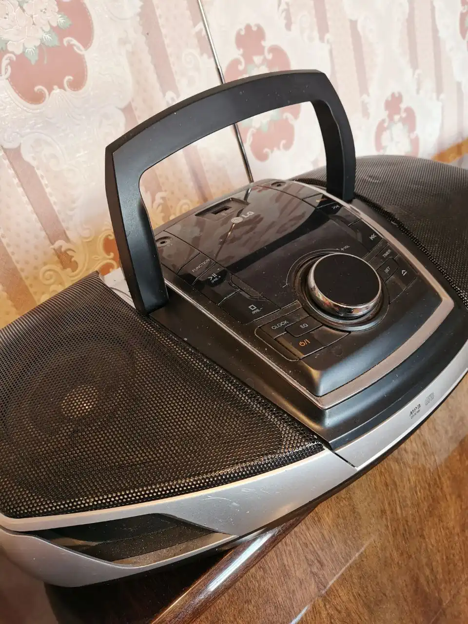 Продам музыкальный центр LG