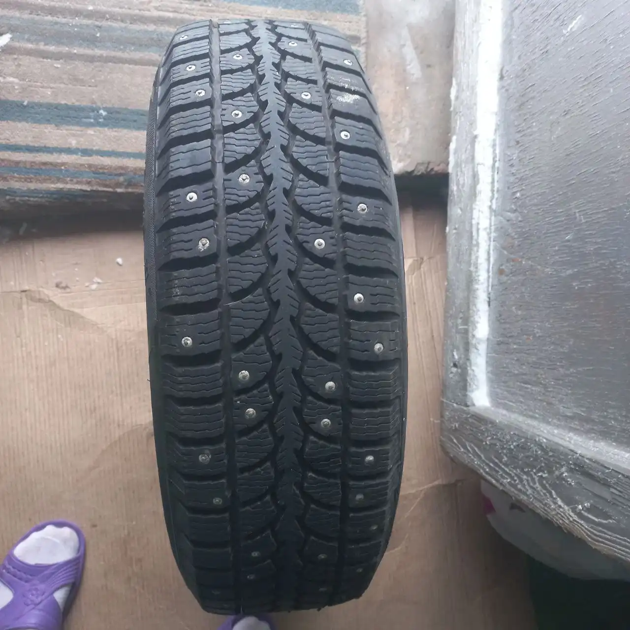 Продам комплект зимние шипованные шины с дисками
