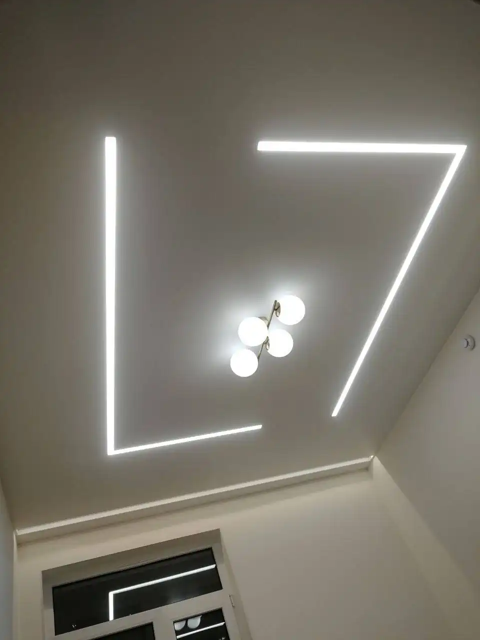 Натяжной потолок к Новому году с подарком