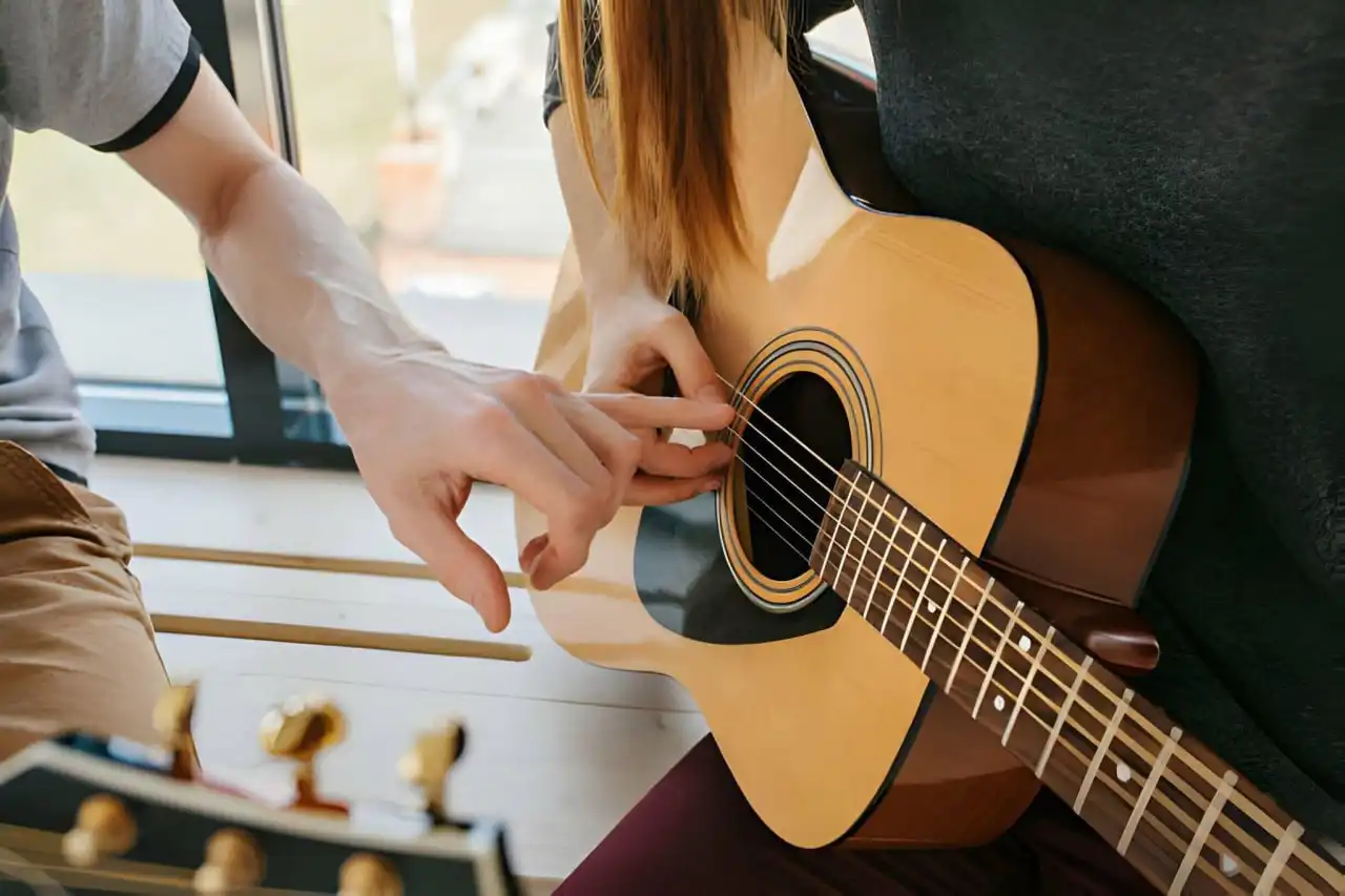 Бесплатные пробные уроки игры на гитаре в музыкальной школе «Синий Соловей» - Образование (Услуги) в Нижний Новгород