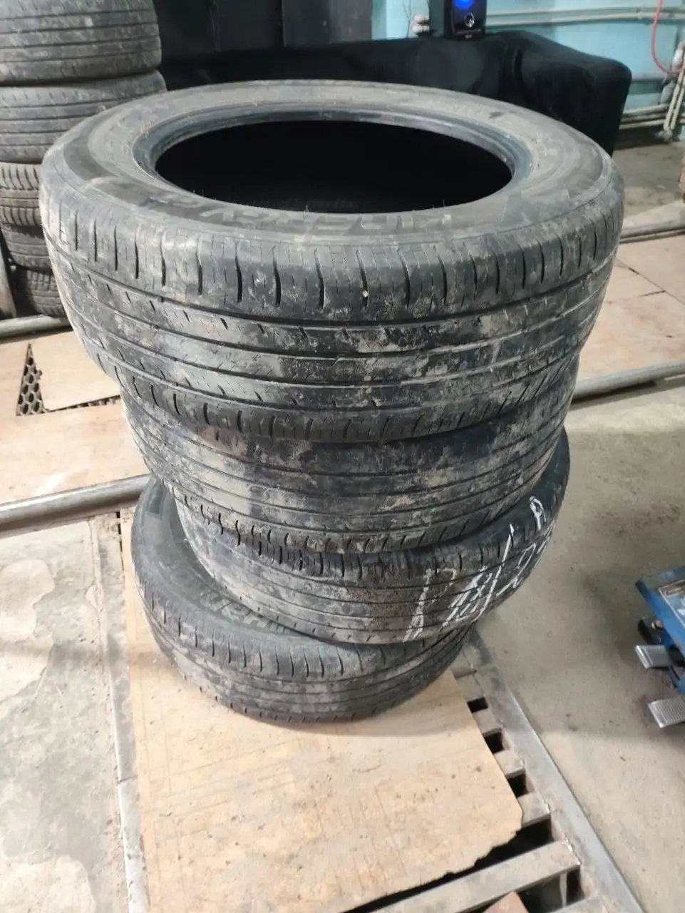 Продажа резины 235/60 R18 в хорошем состоянии - Шины и диски (Авто) в Нижний Новгород