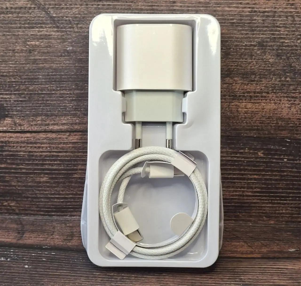 Новое запечатанное зарядное устройство USB-C для iPhone/iPad - Зарядные устройства (Электроника) в Москва