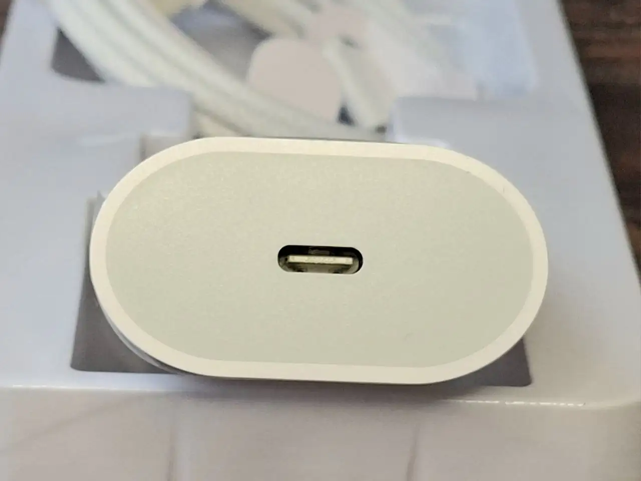 Новое запечатанное зарядное устройство USB-C для iPhone/iPad - Зарядные устройства (Электроника) в Москва