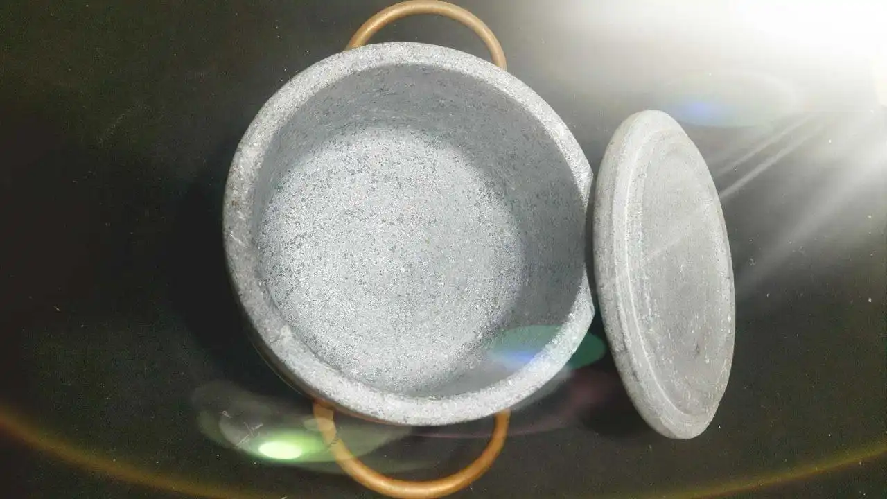 Кастрюля из стеатита с бронзовой отделкой