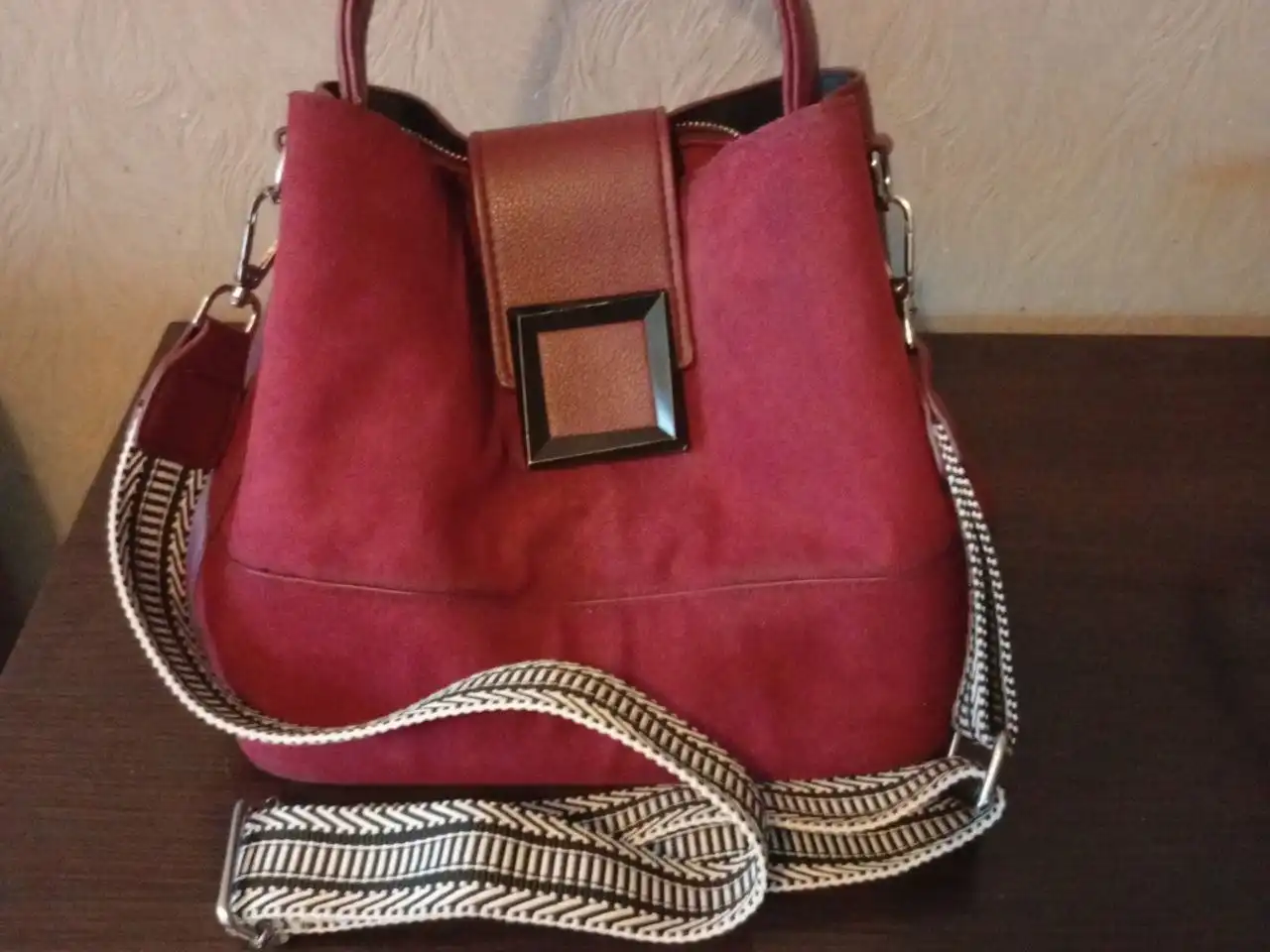 Шопер из искусственной кожи с ремешком