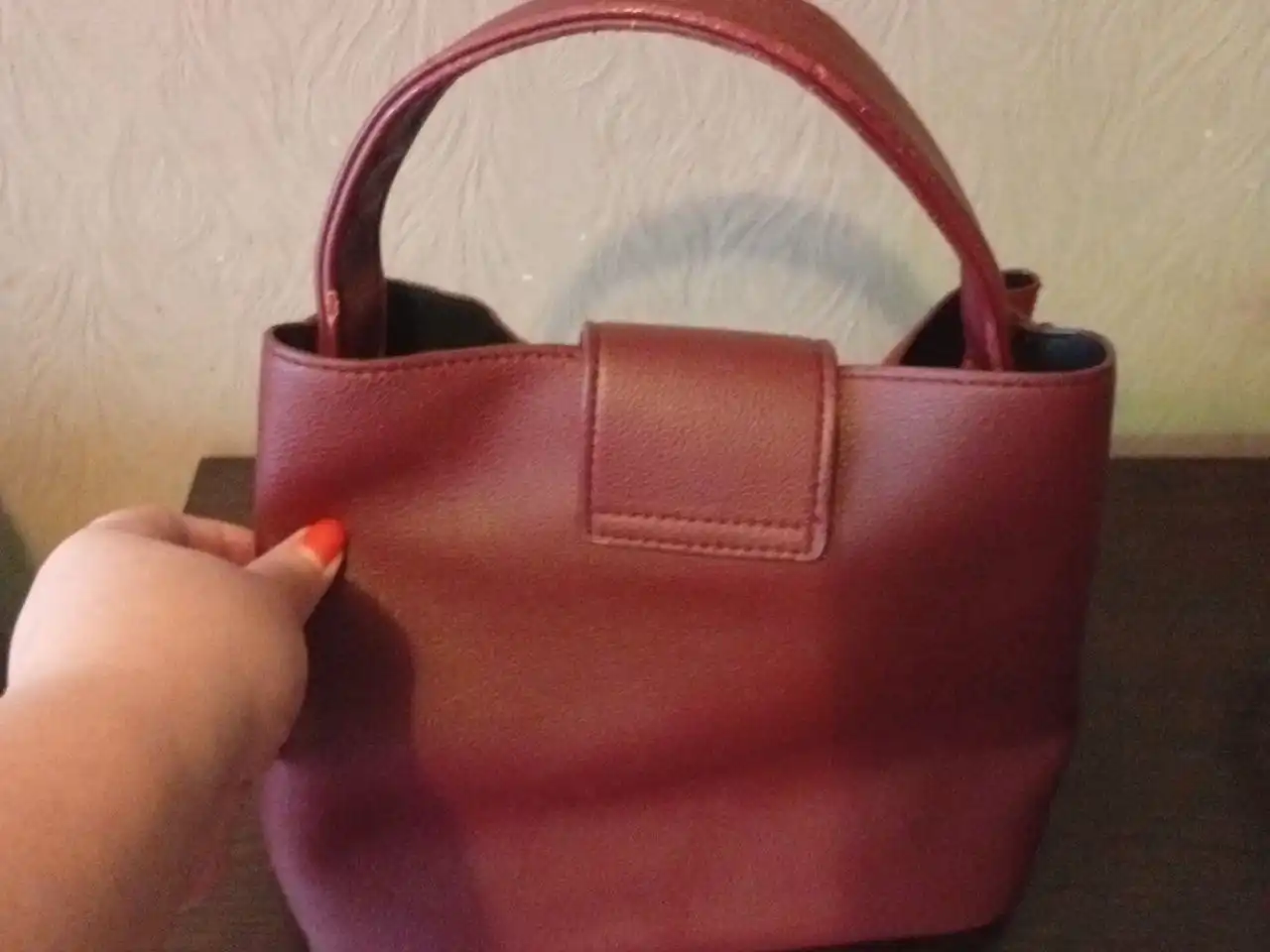 Шопер из искусственной кожи с ремешком