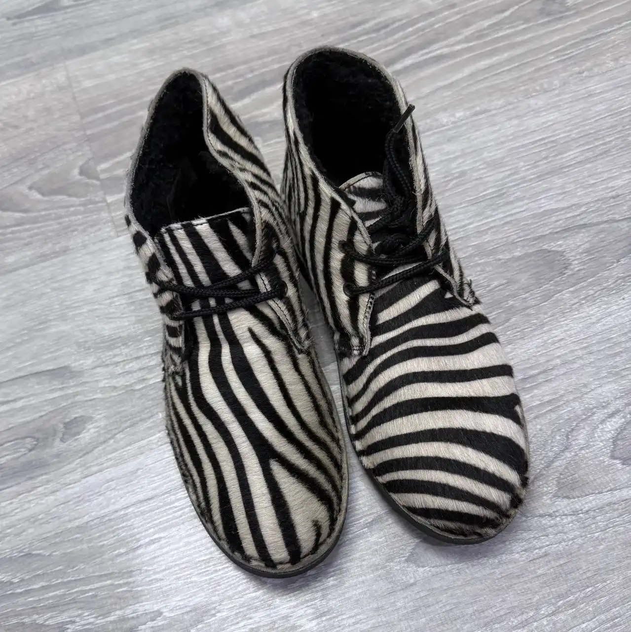 Эффектные зимние ботинки под зебру - Обувь (Одежда) в Химки