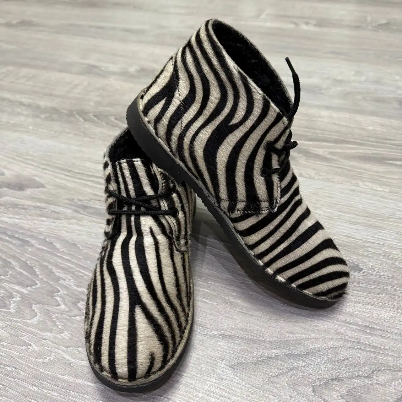 Эффектные зимние ботинки под зебру - Обувь (Одежда) в Химки