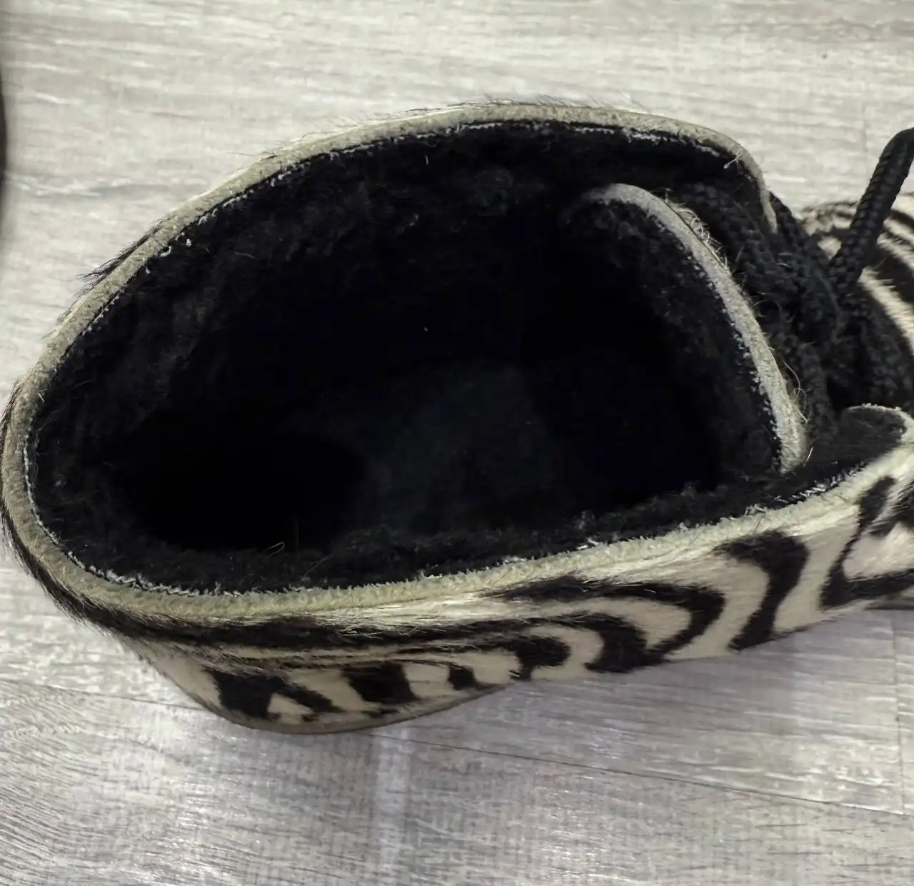 Эффектные зимние ботинки под зебру - Обувь (Одежда) в Химки